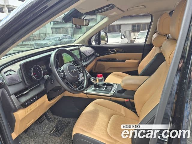 Kia Carnival 2021 — фото 5 из 8