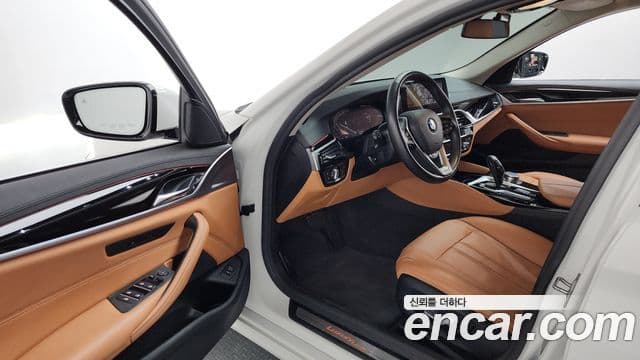BMW 5 Series 2019 — фото 10 из 20