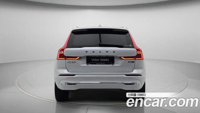 Volvo XC60 2023 — ფოტო 4/20