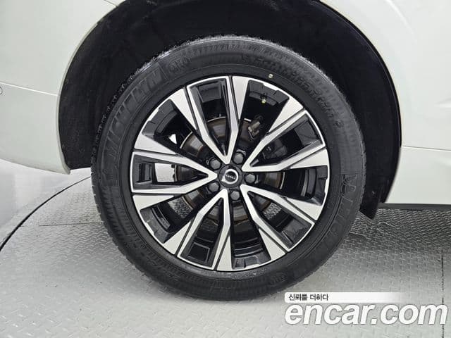 Volvo XC60 2023 — ფოტო 5/20