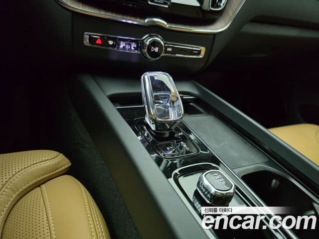 Volvo XC60 2023 — фото 8 из 20