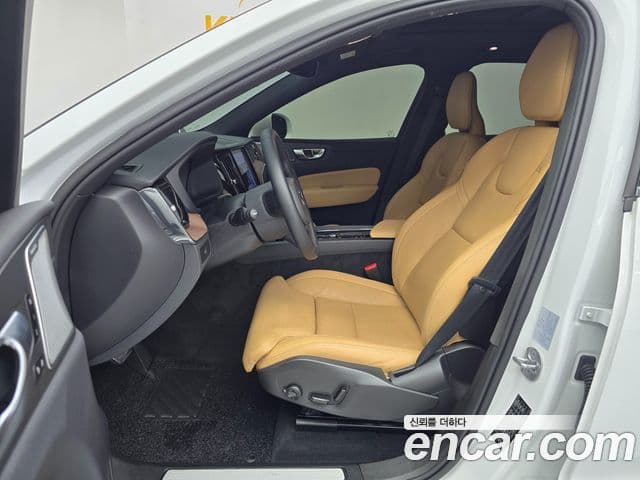 Volvo XC60 2023 — ფოტო 9/20