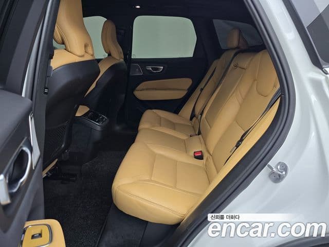 Volvo XC60 2023 — фото 10 из 20