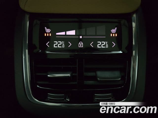 Volvo XC60 2023 — ფოტო 17/20