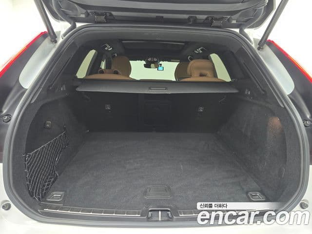 Volvo XC60 2023 — фото 19 из 20