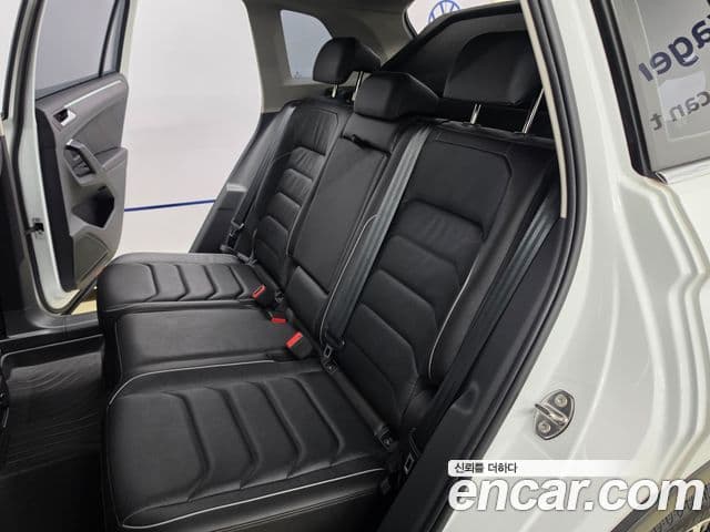 Volkswagen Tiguan 2022 — ფოტო 8/20