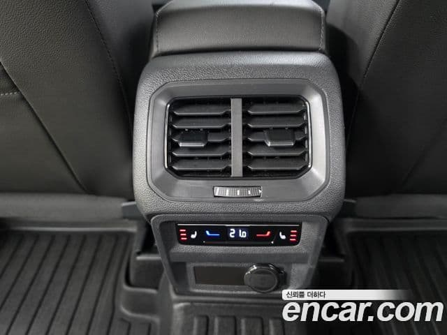 Volkswagen Tiguan 2022 — ფოტო 14/20