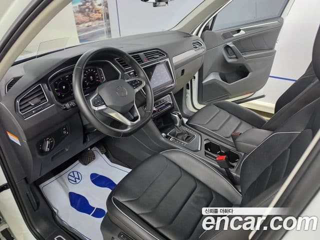 Volkswagen Tiguan 2022 — ფოტო 17/20