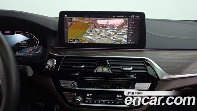 BMW 5 Series 2020 — ფოტო 13/20