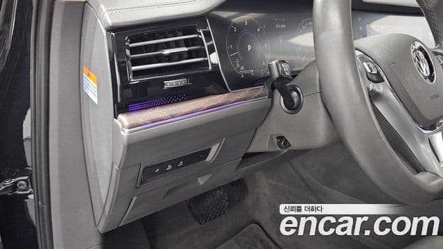 Volkswagen Touareg 2020 — ფოტო 18/20