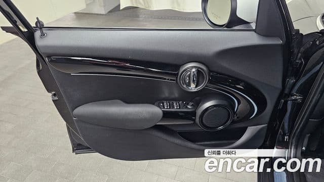 Mini Cooper 2023 — ფოტო 15/34
