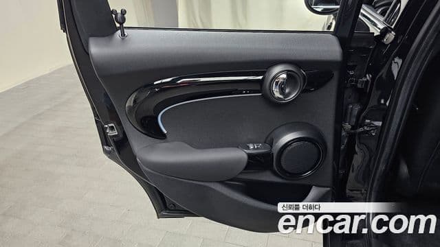 Mini Cooper 2023 — ფოტო 30/34