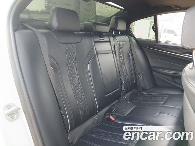 BMW 5 Series 2018 — Şəkil 12/20