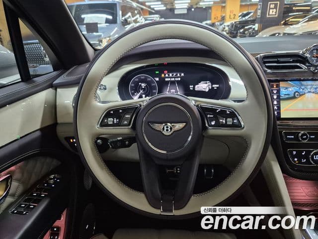 Bentley Bentayga 2023 — Şəkil 10/20