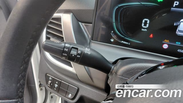 Kia Seltos 2023 — Şəkil 27/30