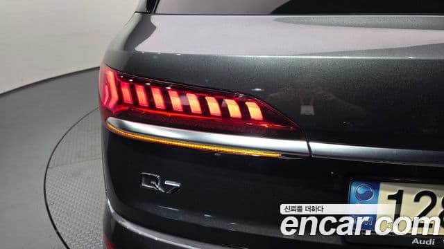 Audi Q7 2021 — Photo 2/35