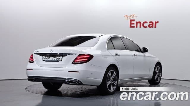 Mercedes-Benz E-Class 2018 — ფოტო 2/20