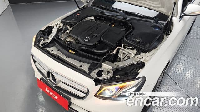 Mercedes-Benz E-Class 2018 — ფოტო 16/20