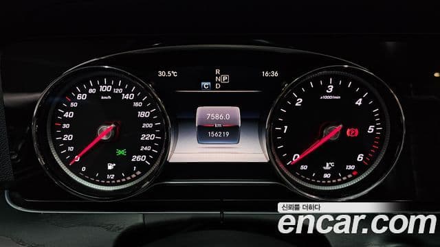 Mercedes-Benz E-Class 2018 — ფოტო 15/20