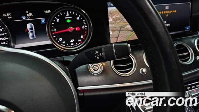 Mercedes-Benz E-Class 2018 — ფოტო 18/20