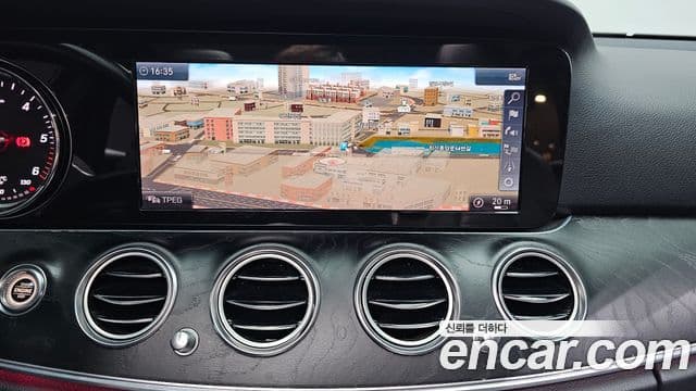 Mercedes-Benz E-Class 2018 — ფოტო 14/20
