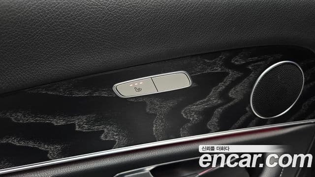 Mercedes-Benz E-Class 2018 — ფოტო 19/20