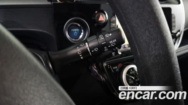 Toyota Prius C 2018 — Şəkil 25/36