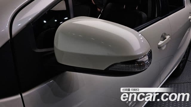 Toyota Prius C 2018 — Şəkil 12/36
