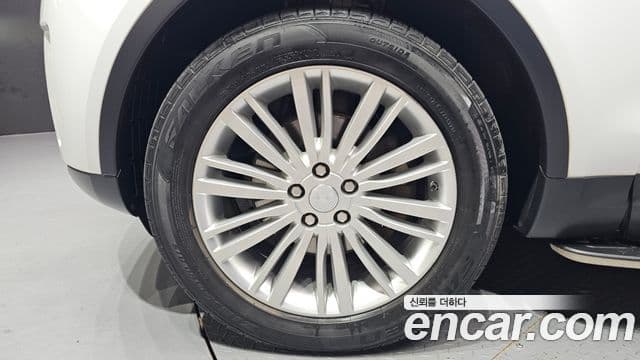 Land Rover Discovery 5 2018 — ფოტო 13/20