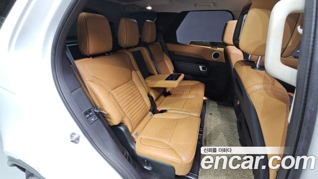 Land Rover Discovery 5 2018 — ფოტო 15/20