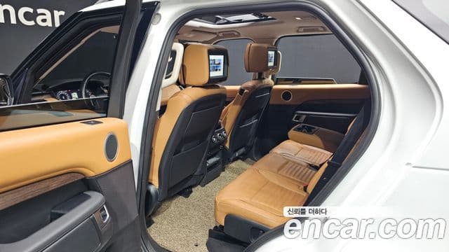Land Rover Discovery 5 2018 — ფოტო 16/20