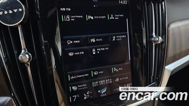 Volvo S90 2021 — ფოტო 28/33