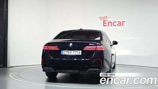 BMW 5 Series 2025 — Photo 18/36