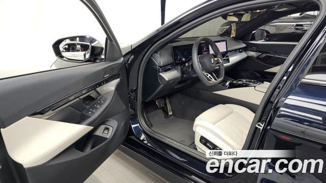 BMW 5 Series 2025 — Photo 23/36
