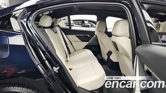 BMW 5 Series 2025 — Photo 32/36