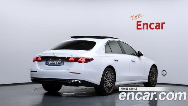 Mercedes-Benz E-Class 2024 — Photo 14/33