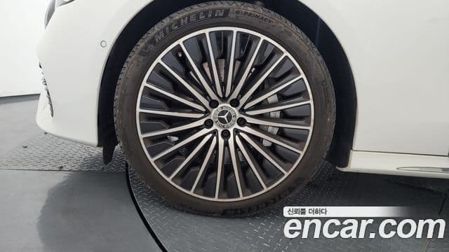 Mercedes-Benz E-Class 2024 — Photo 12/33