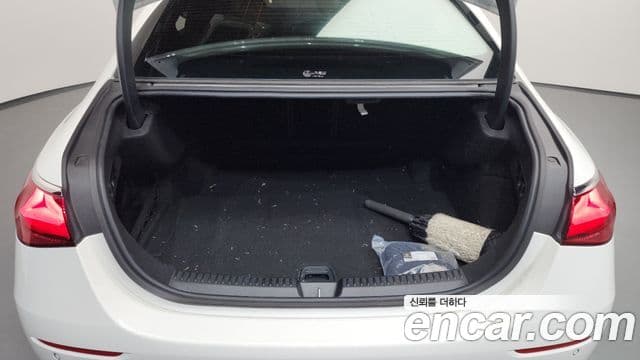 Mercedes-Benz E-Class 2024 — Photo 9/33