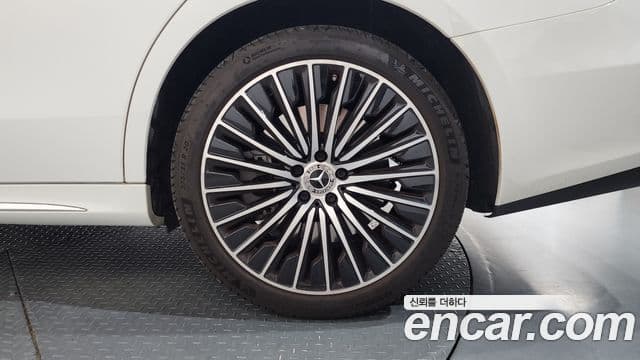 Mercedes-Benz E-Class 2024 — Photo 24/33