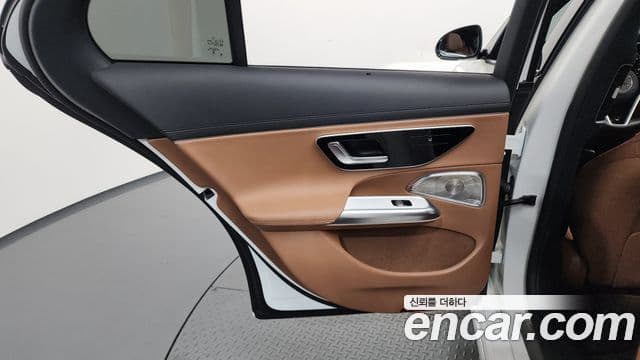 Mercedes-Benz E-Class 2024 — Photo 23/33