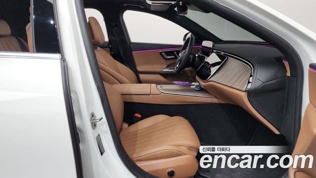 Mercedes-Benz E-Class 2024 — Photo 18/33