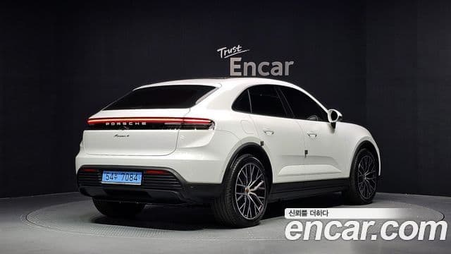 Porsche Macan EV 2025 — Şəkil 12/34