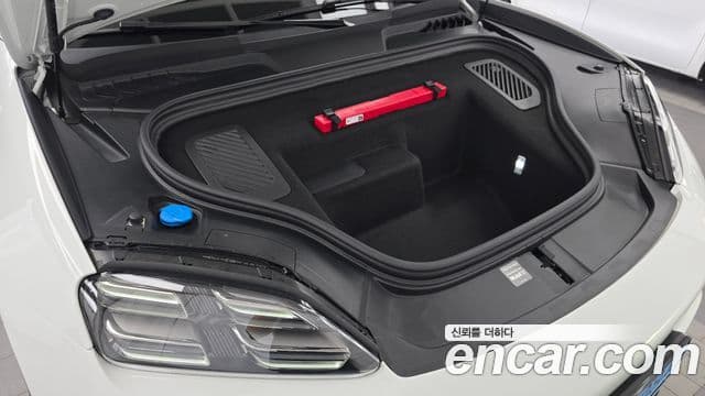 Porsche Macan EV 2025 — Şəkil 27/34