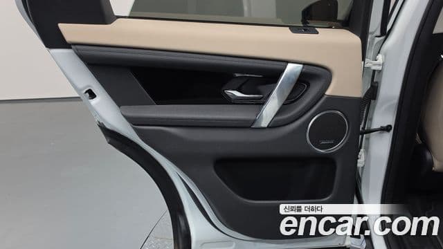 Land Rover Discovery Sport 2022 — ფოტო 18/37