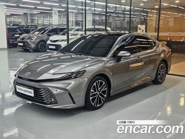 Toyota Camry 2025 — Photo 2/19