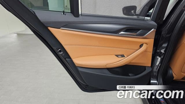 BMW 5 Series 2023 — Photo 21/31