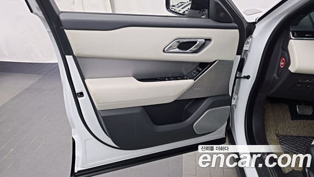 Land Rover Range Rover Velar 2018 — Photo 23/35