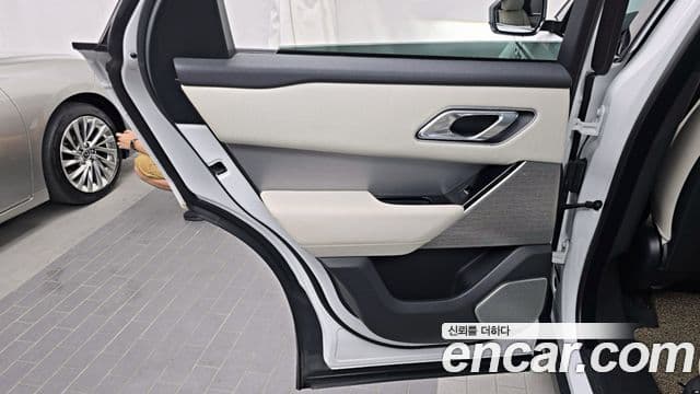 Land Rover Range Rover Velar 2018 — Photo 12/35