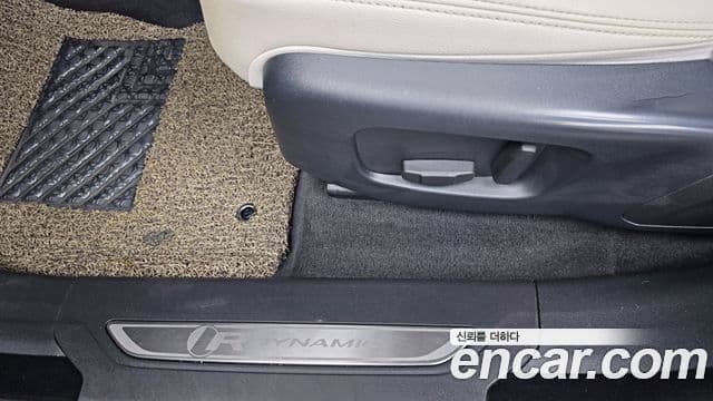 Land Rover Range Rover Velar 2018 — Photo 22/35