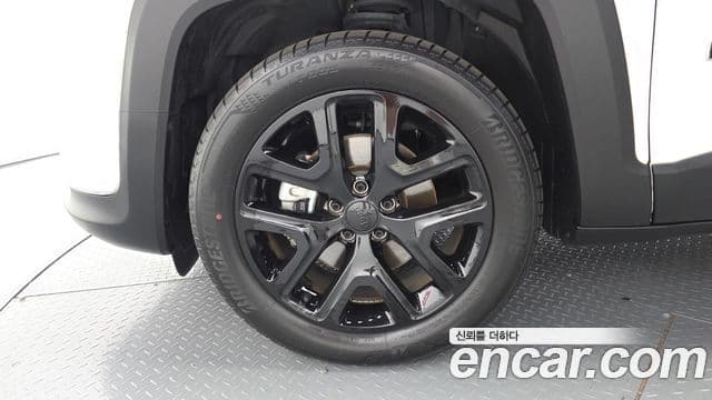 Jeep Renegade 2023 — ფოტო 28/33